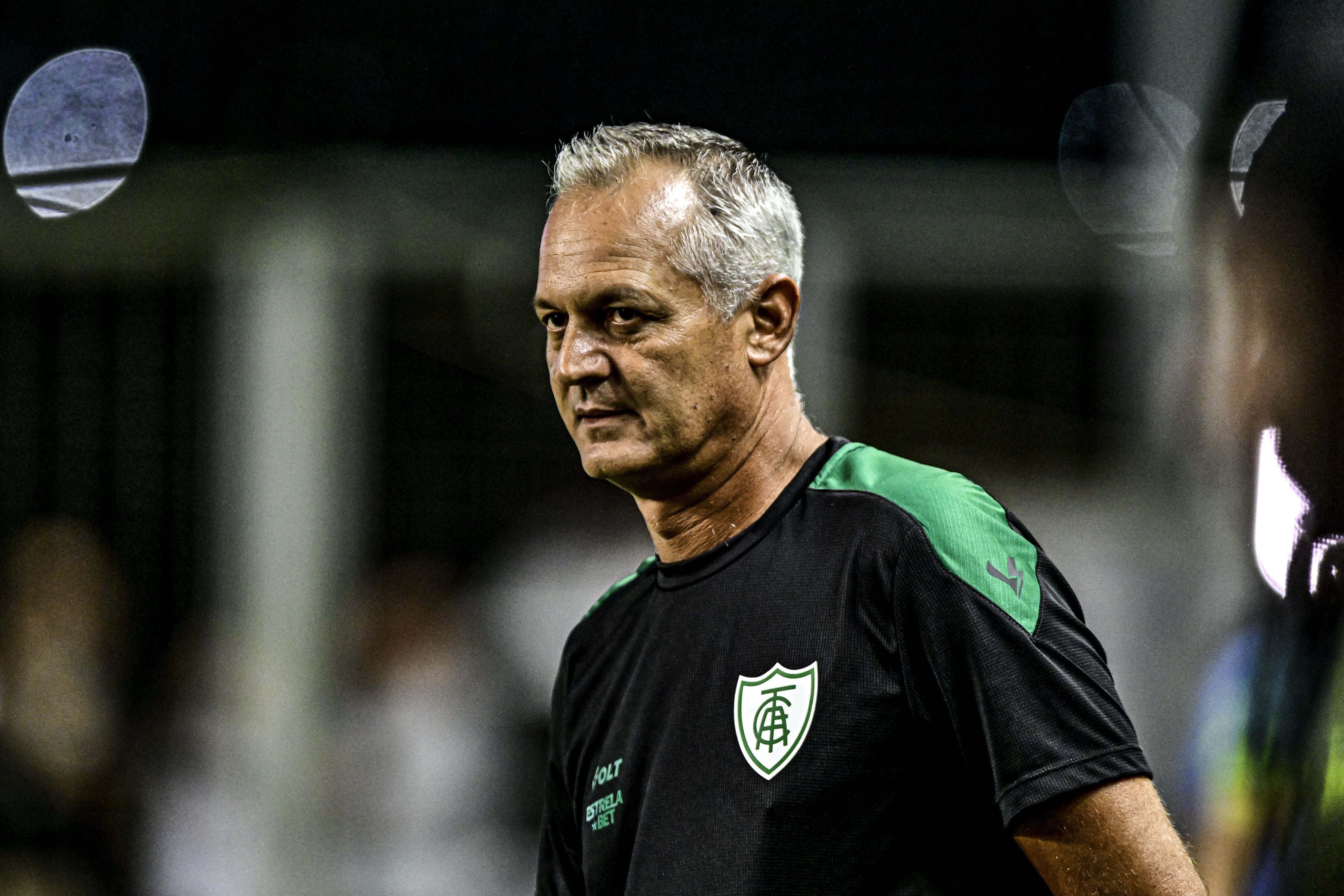 Lisca revela conversa com destaque da base do América e projeta futuro de jogador