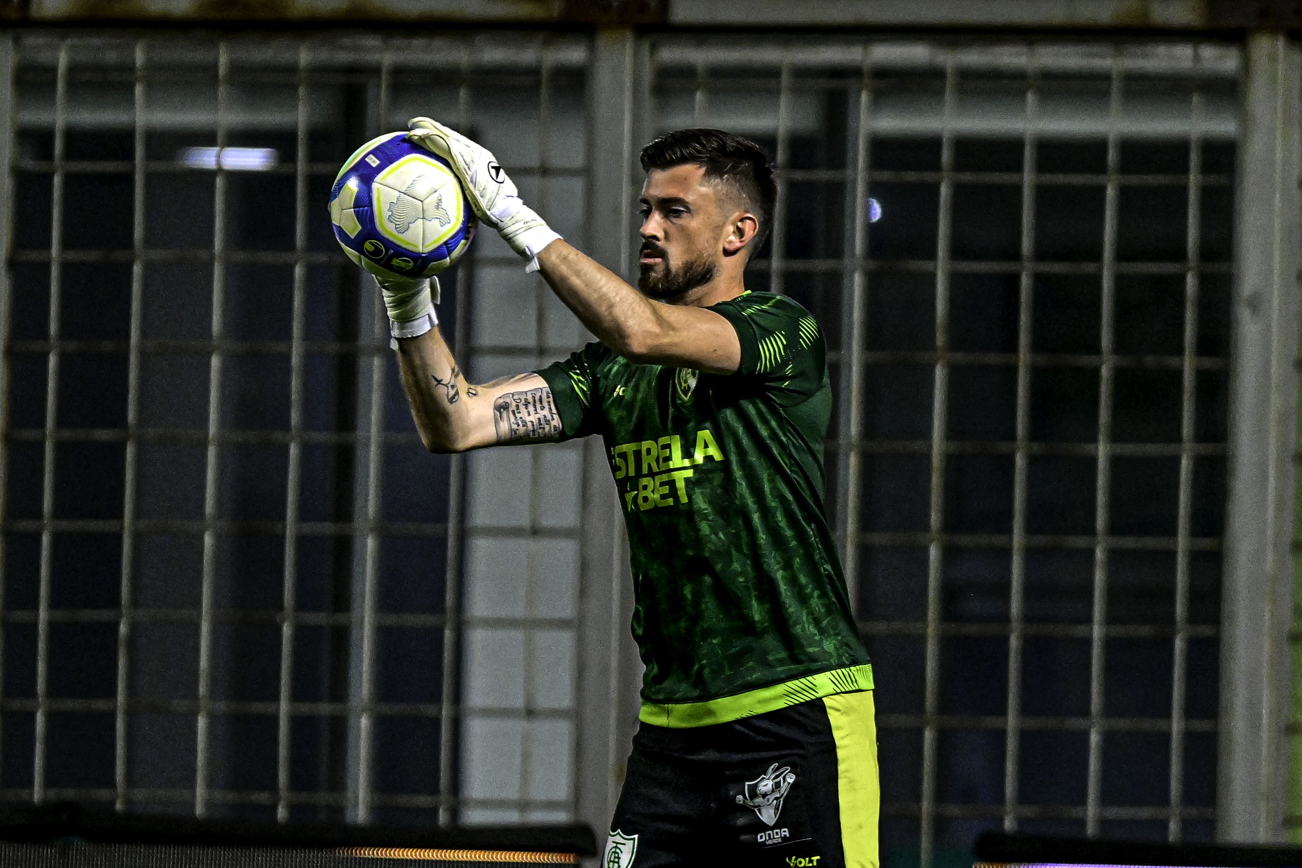 Rival da Série B anuncia contratação de goleiro que estava no América