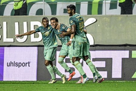 Jogadores do América comemoram gol marcado por Rodriguinho diante do Coritiba