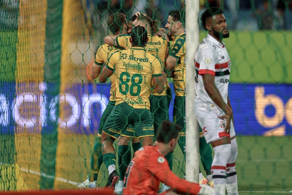 São Paulo é dominado, perde para o Cuiabá e se distancia do G4 do Brasileiro