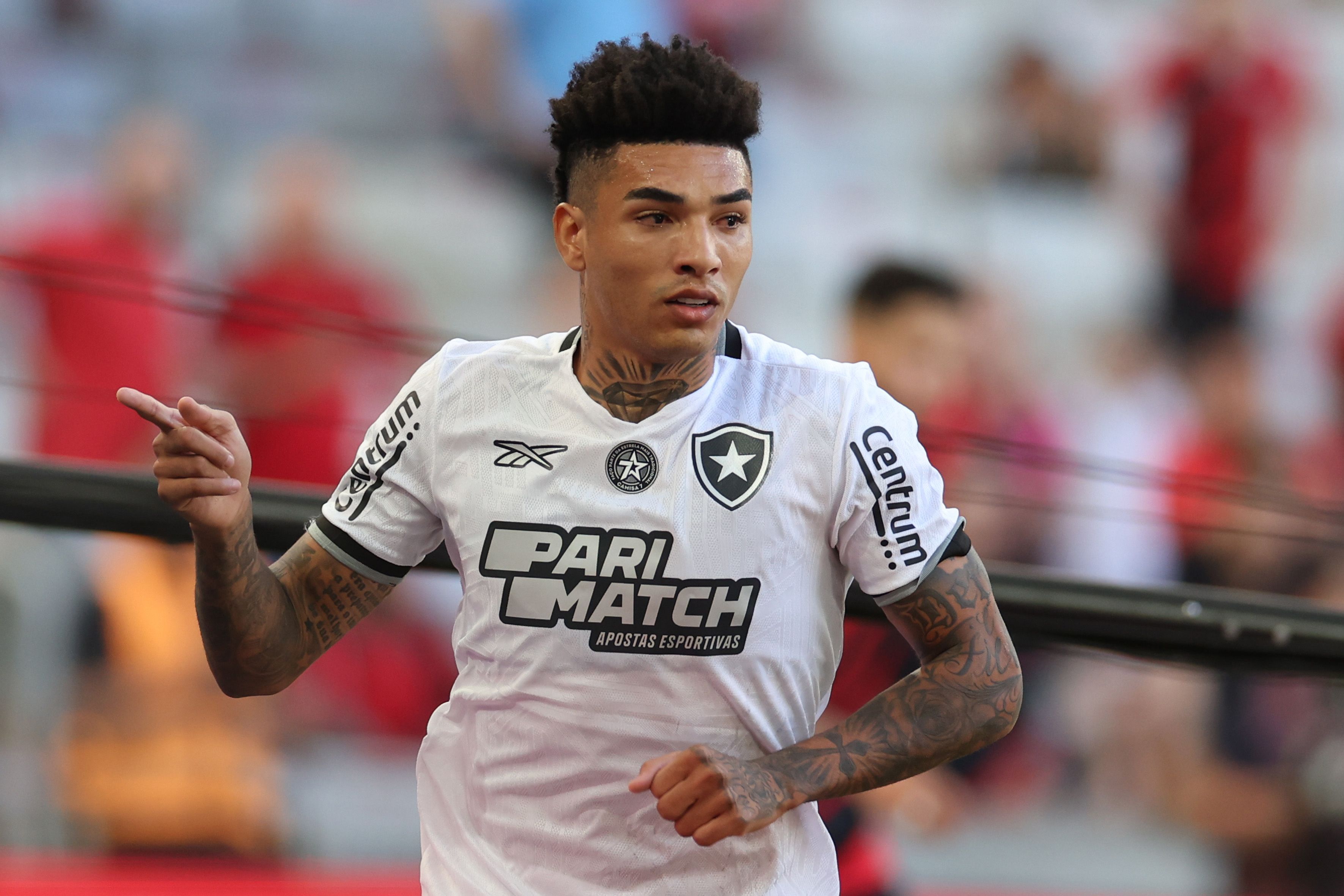Artur Jorge, do Botafogo, rasga elogios para atacante convocado para Seleção
