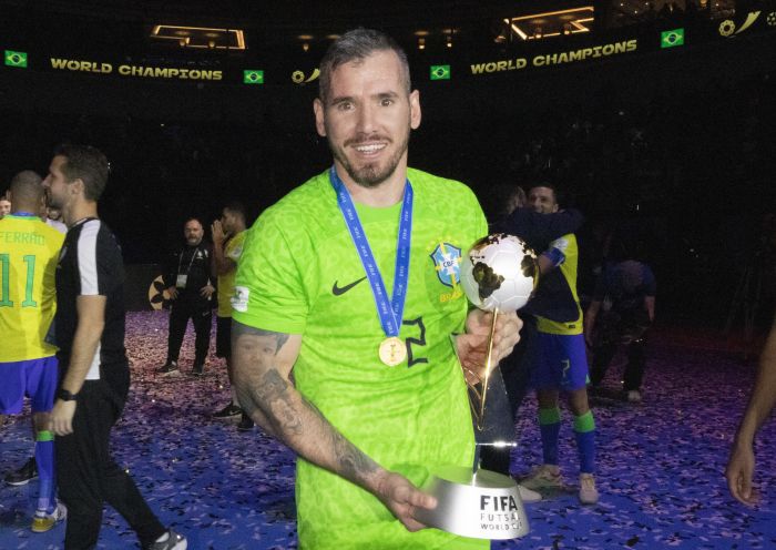 Roncaglio celebra título da Copa do Mundo de Futsal pelo Brasil