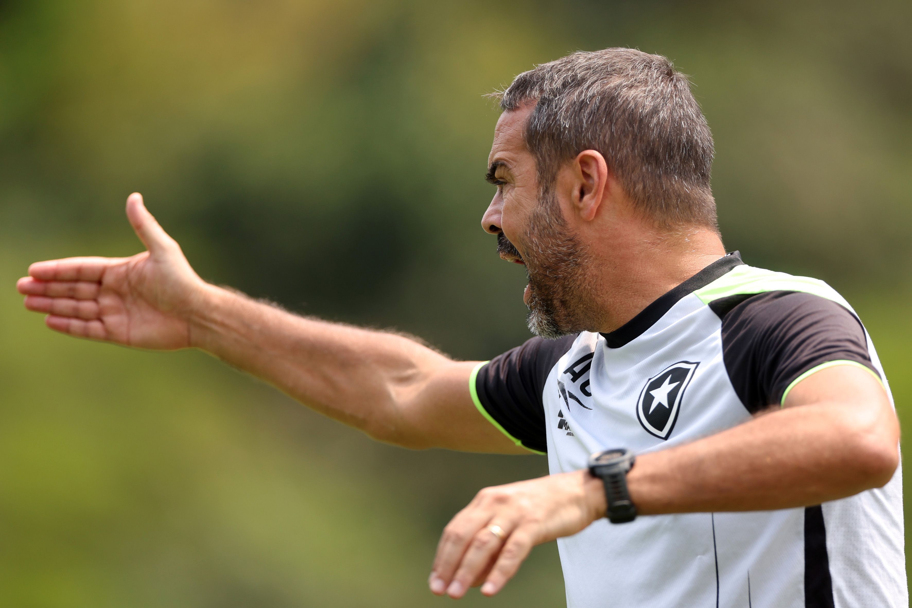 Jovens do Botafogo ganham chances e são observados por Artur Jorge