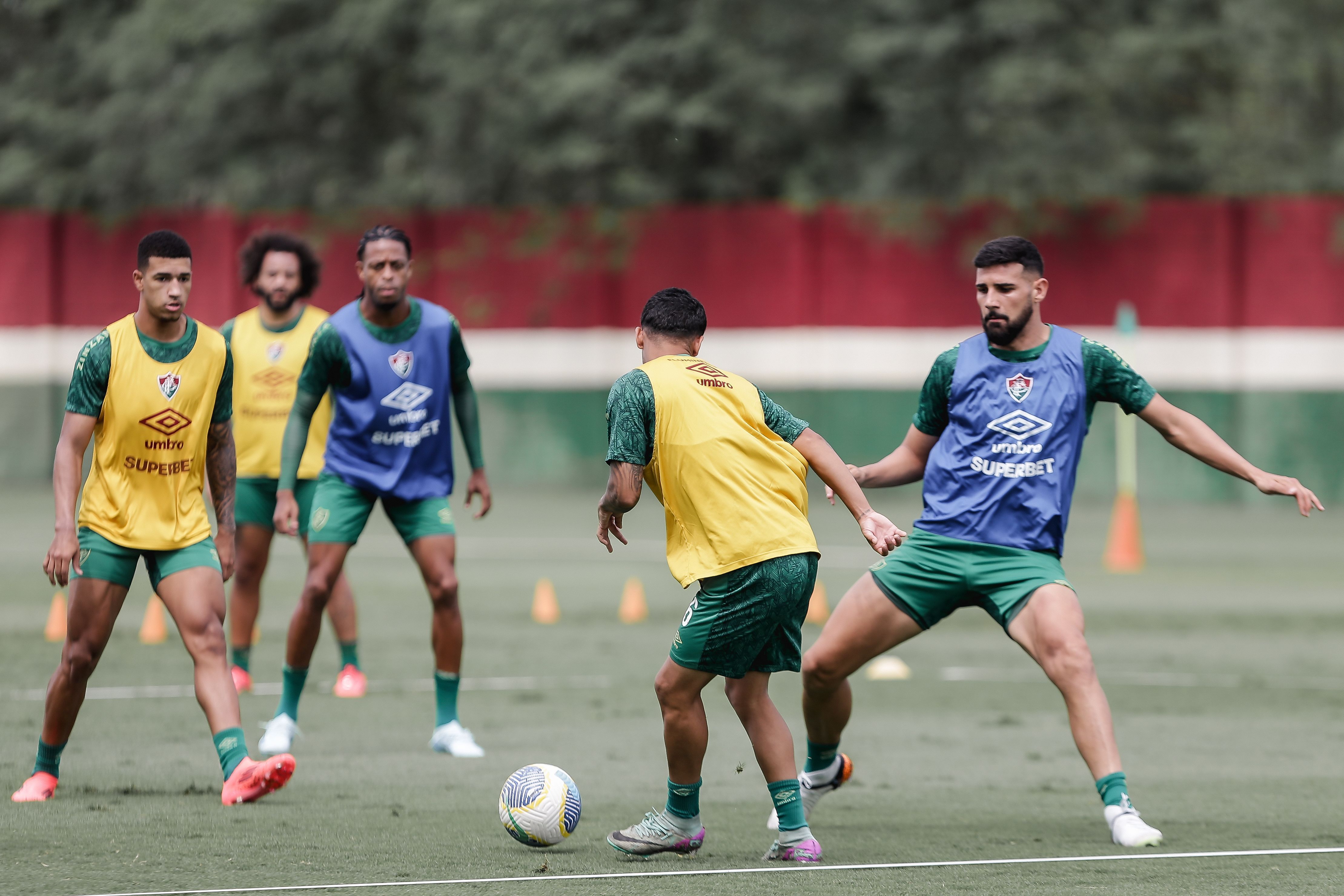 Mano Menezes deve ter novos zagueiros no Fluminense diante do Flamengo