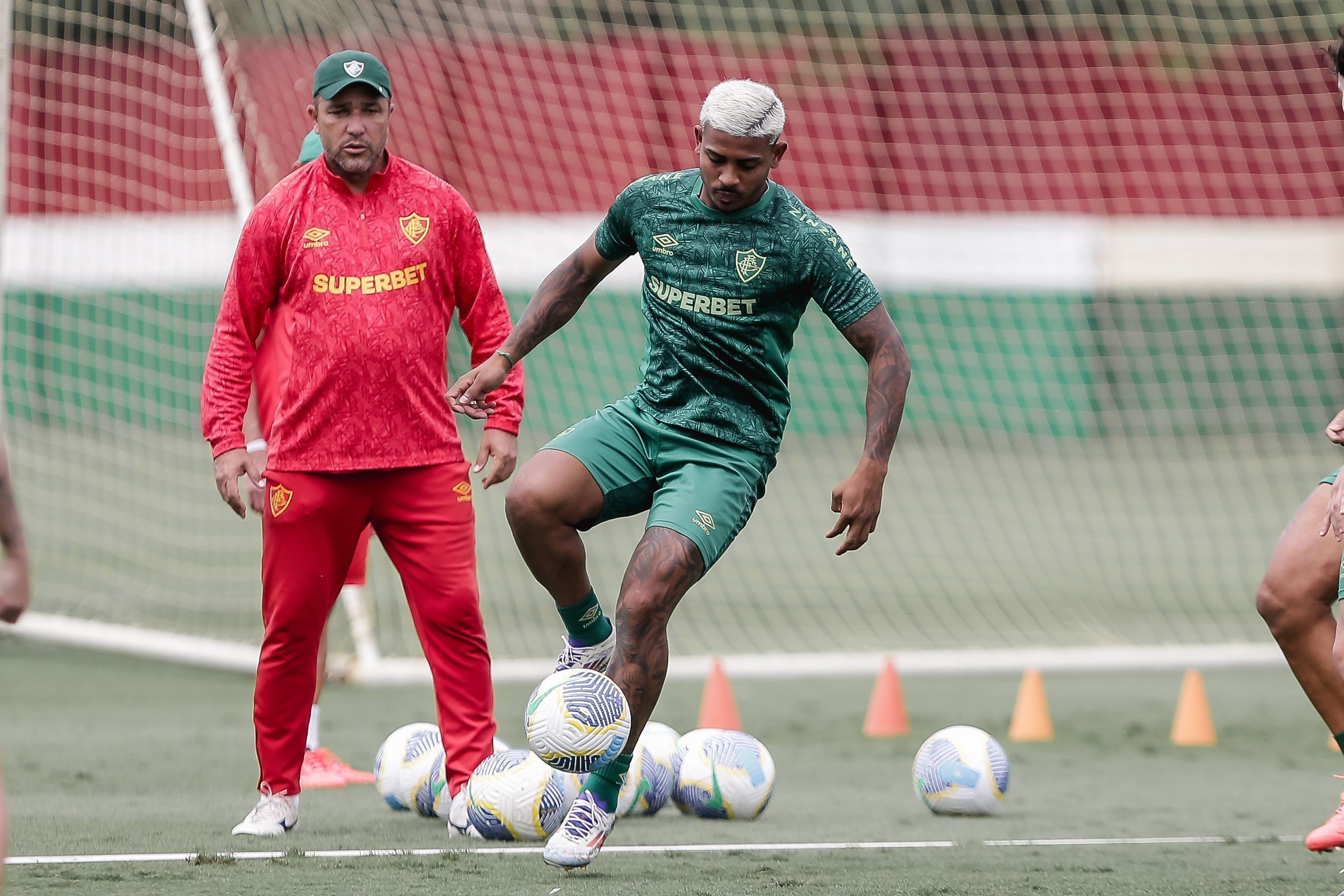 Saiba quais são as opções de Mano Menezes para vaga de Serna no Fluminense