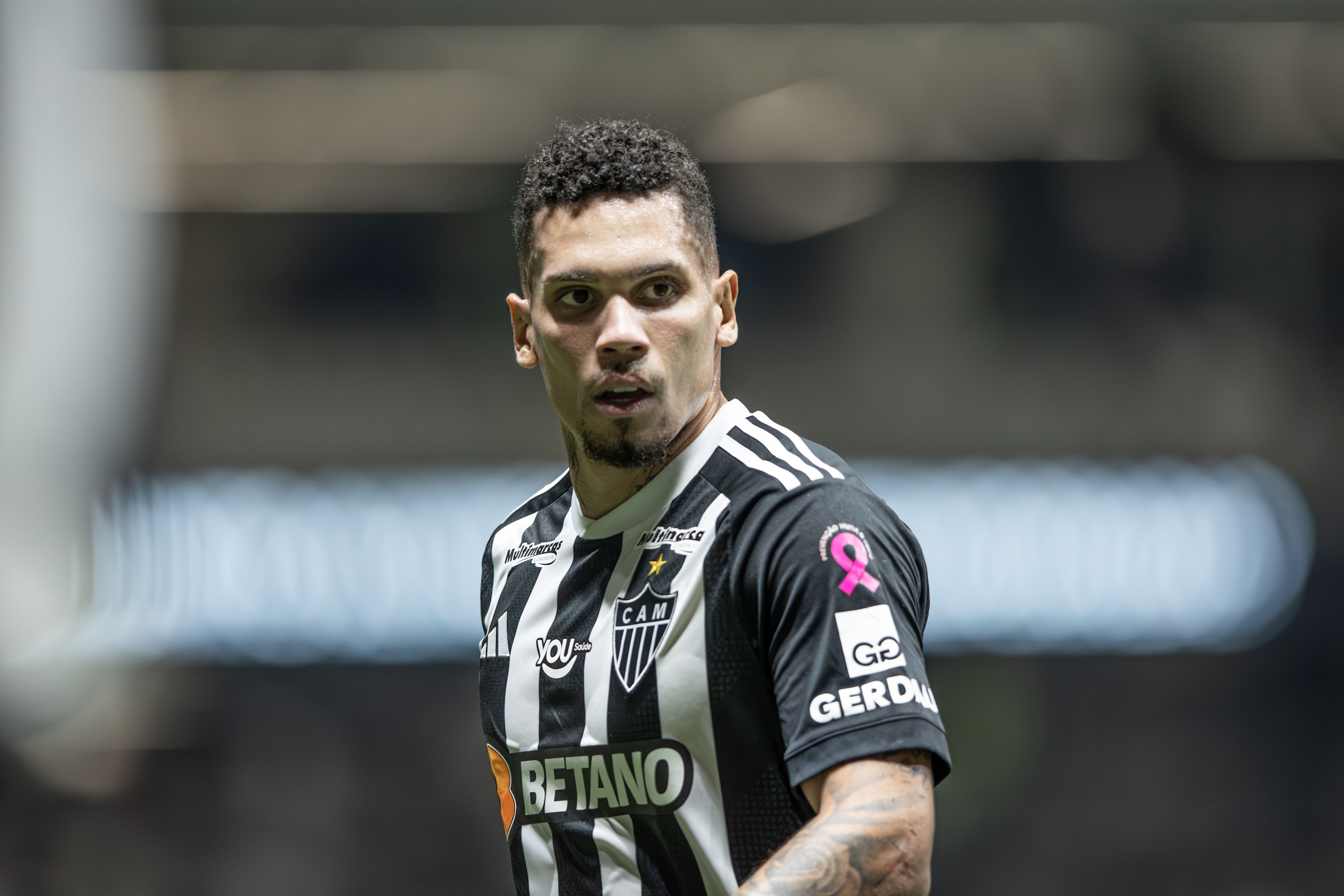 Formado no Vasco, Paulinho revela clube do coração e se declara ao Atlético
