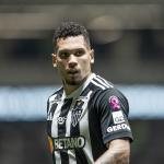 Formado no Vasco, Paulinho revela clube do coração e se declara ao Atlético