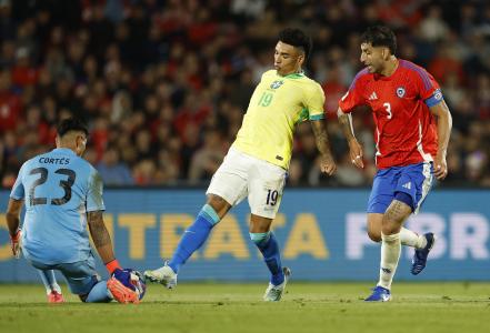 Igor Jesus, do Botafogo, em ação pela Seleção Brasileira contra o Chile pelas Eliminatórias