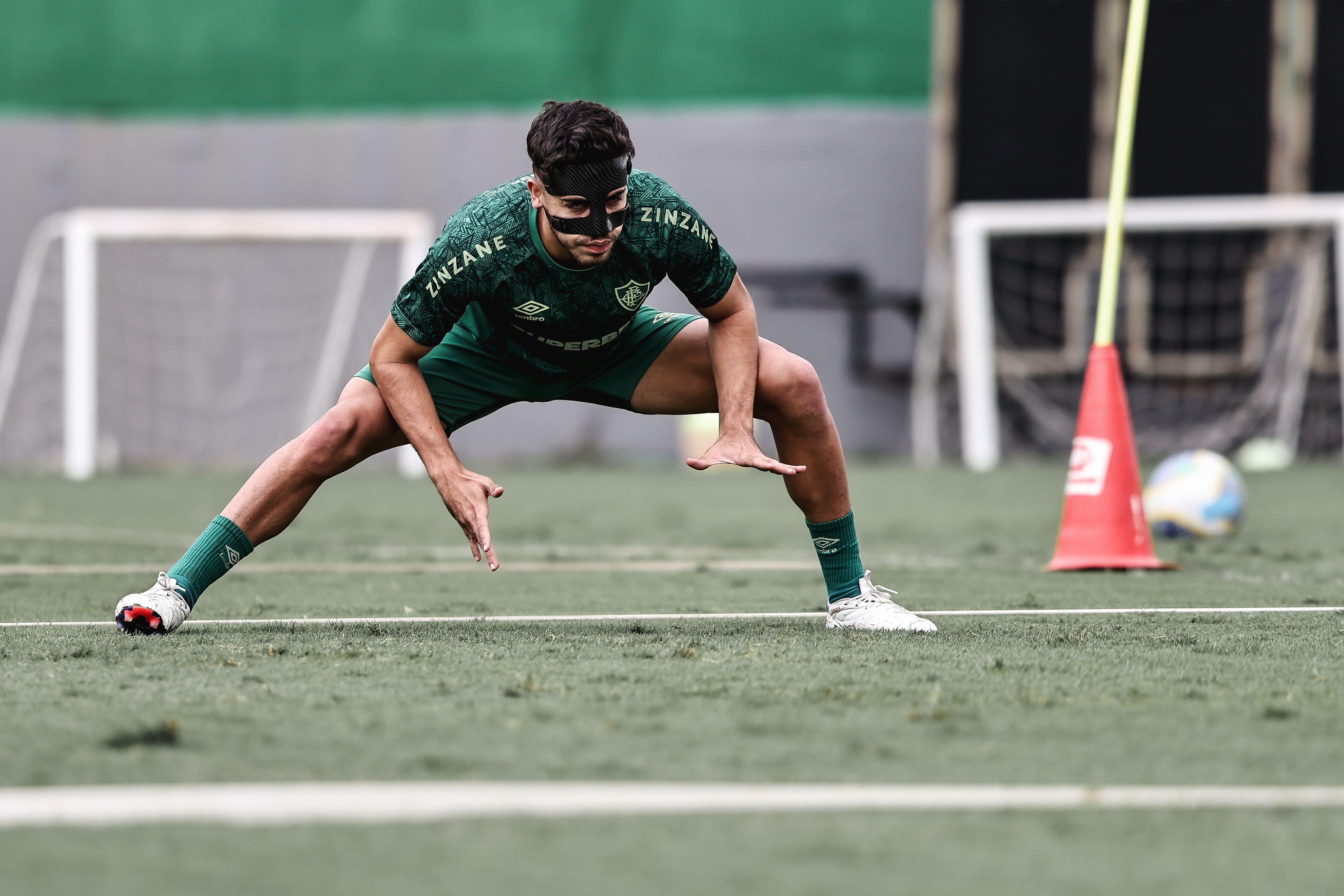 Nonato, do Fluminense, volta a treinar com proteção extra no rosto