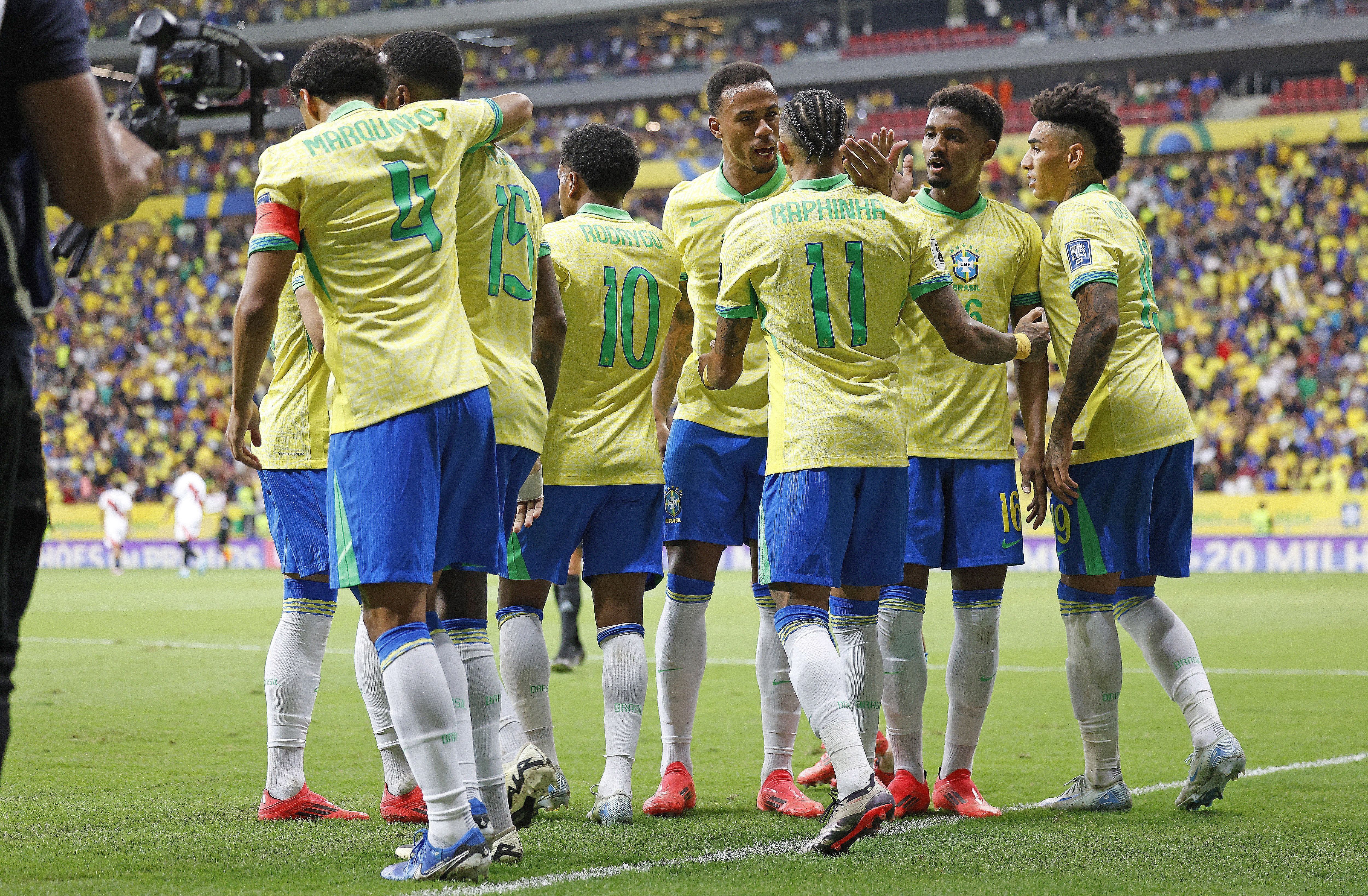 Dorival elogia Seleção, mas diz que não se ilude após golear o Peru