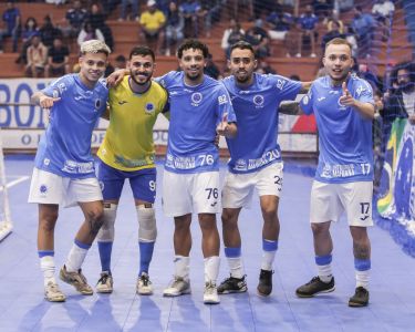 Jogadores do Cruzeiro Futsal em partida do Campeonato Metropolitano de Futsal