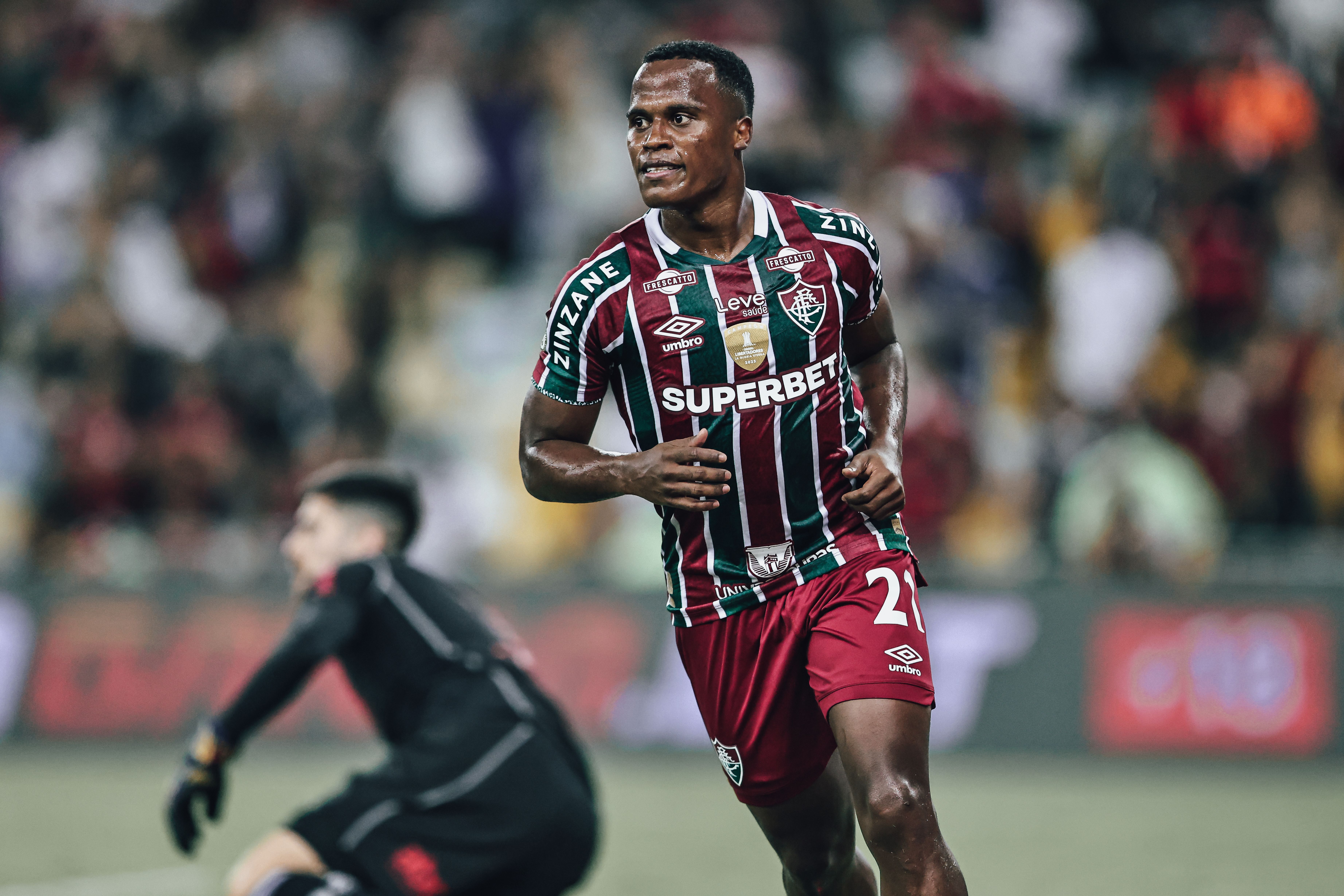 Fluminense aproveita espaços, vence o Flamengo e respira na Série A do Brasileiro