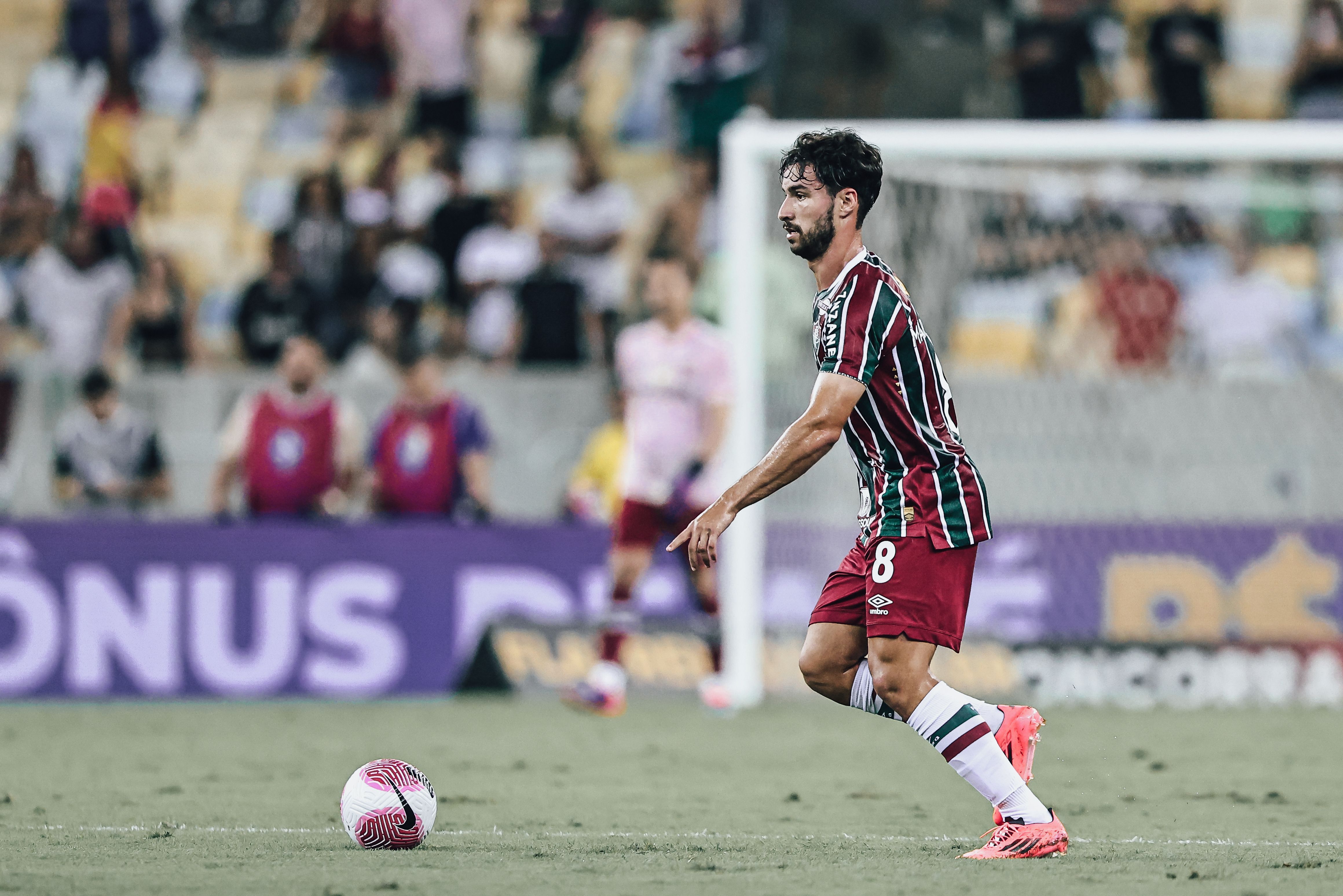 Volante do Fluminense celebra volta por cima com assistência no clássico
