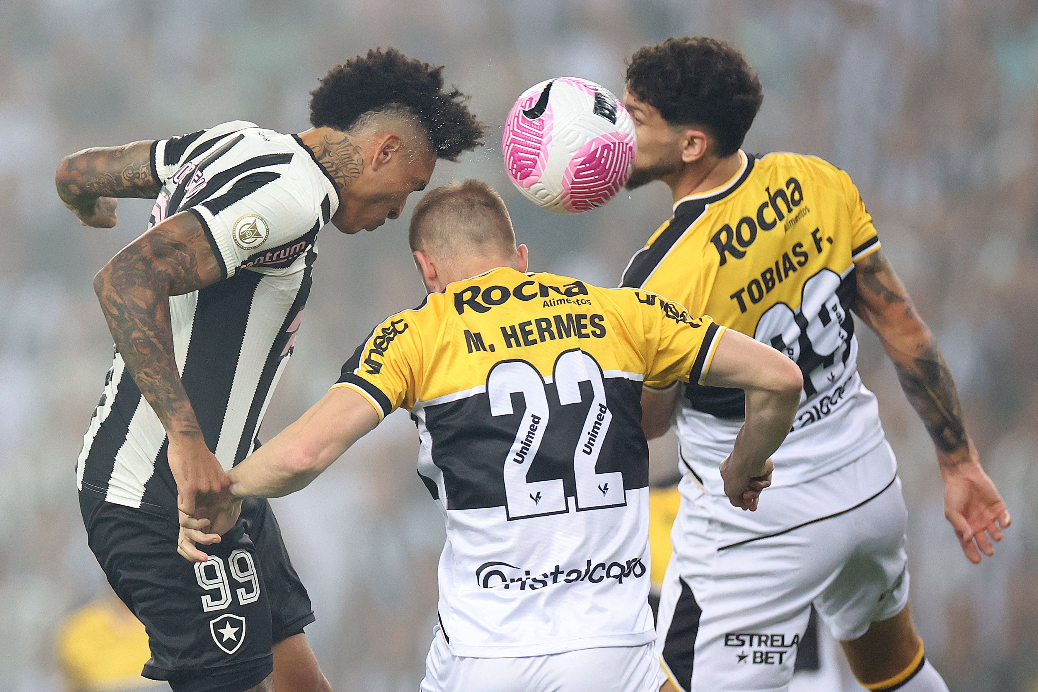Botafogo frustra Maracanã lotado e sofre gol de empate nos acréscimos do Criciúma