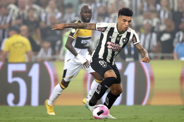Igor Jesus teve poucas oportunidades na partida entre Botafogo e Criciúma