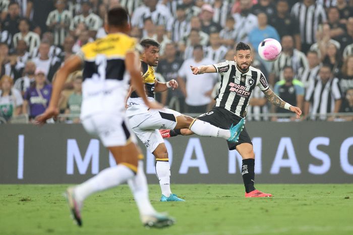 Alex Telles tenta cruzamento na primeira etapa entre Botafogo e Criciúma