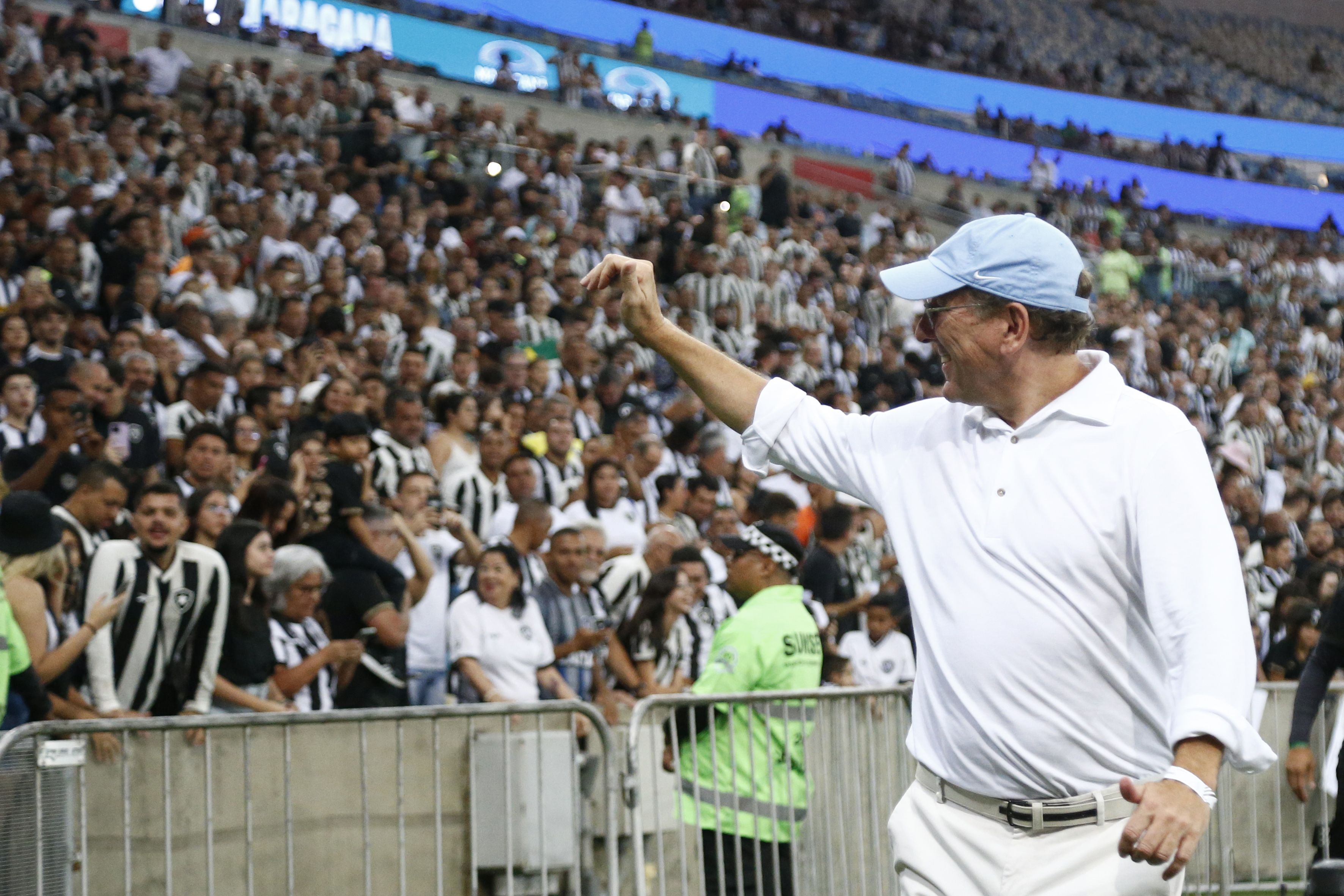 John Textor afasta comparação com 2023 após empate do Botafogo: 'Pergunta estúpida'