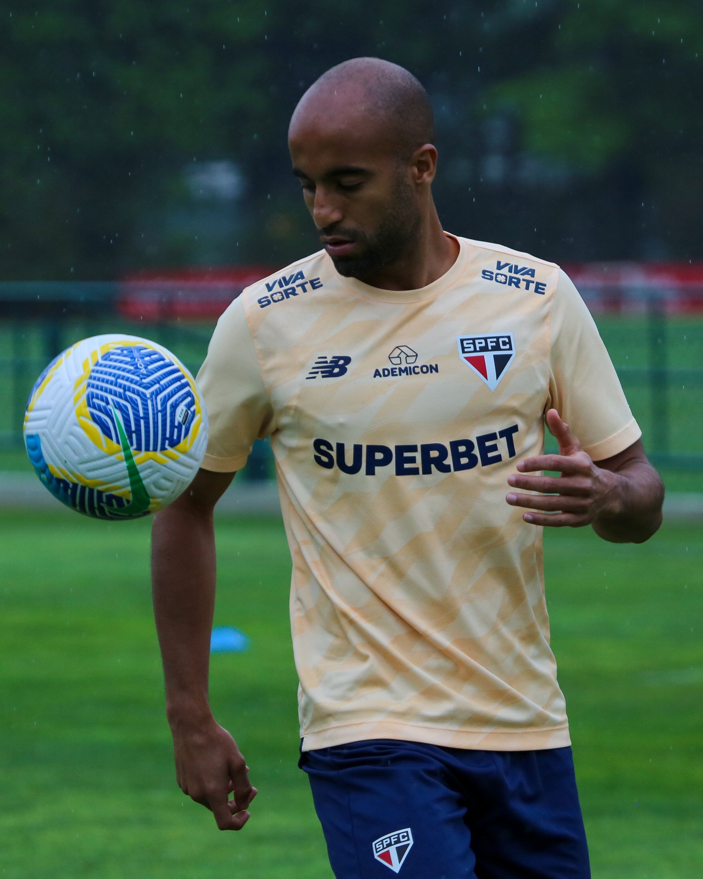 São Paulo visita o Criciúma na luta por vaga direta na Libertadores