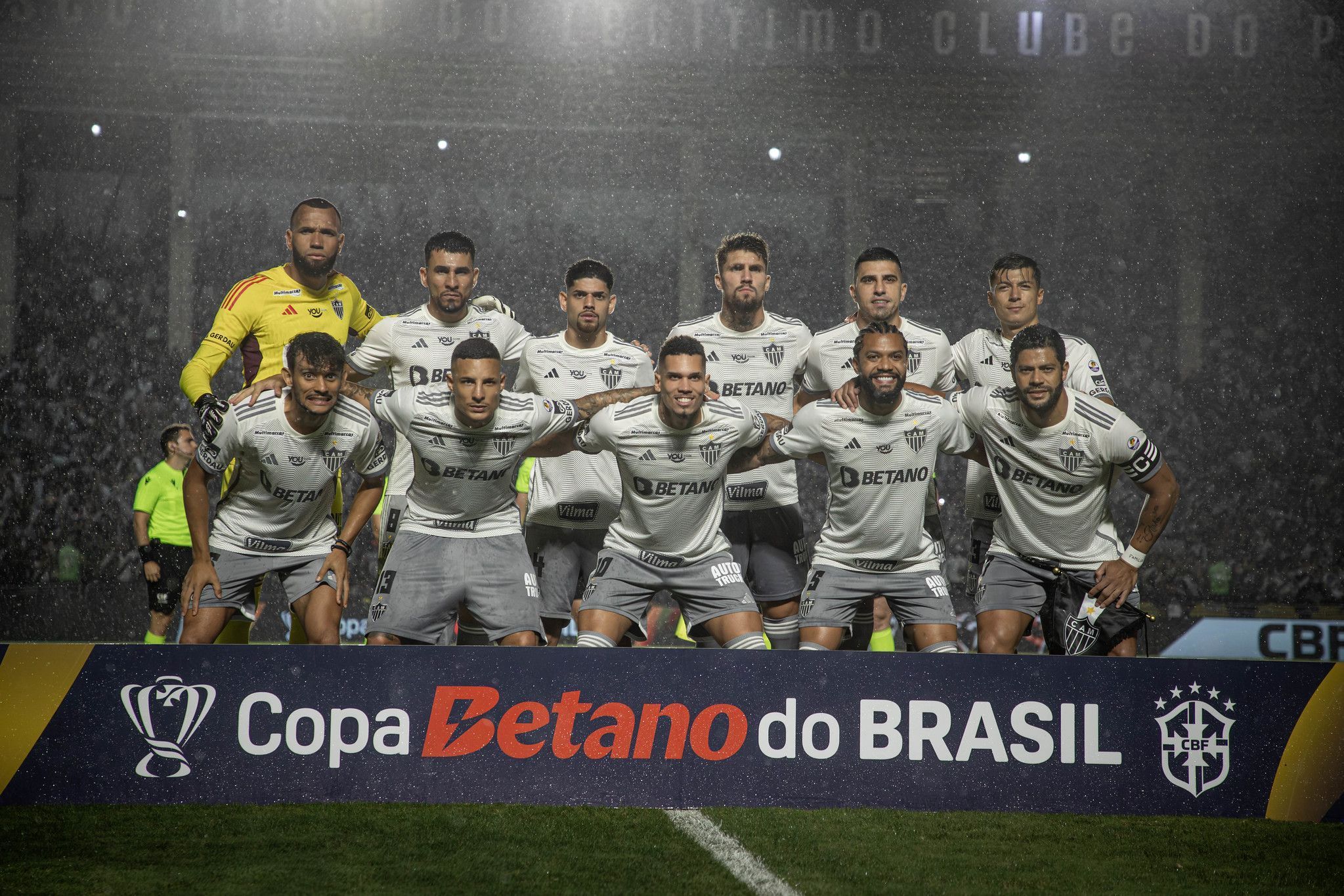 Milito celebra vaga na final e avisa: ‘Temos que coroar, ganhar, ser campeões’