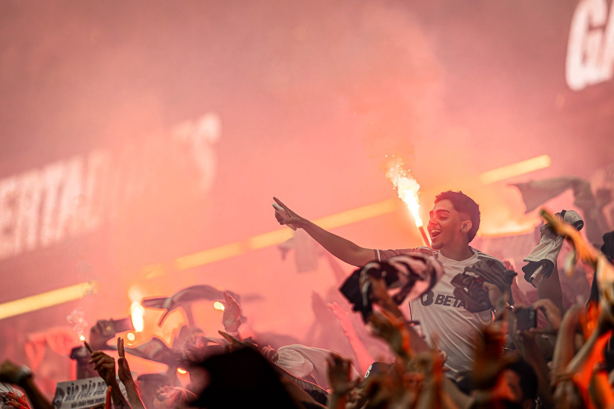 Apresentador da Globo se derrete por festa da torcida do Atlético: 'Esculacho'