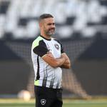 Artur Jorge faz balanço do trabalho, destaca 'paixão' e busca pelo 'espetáculo' no Botafogo