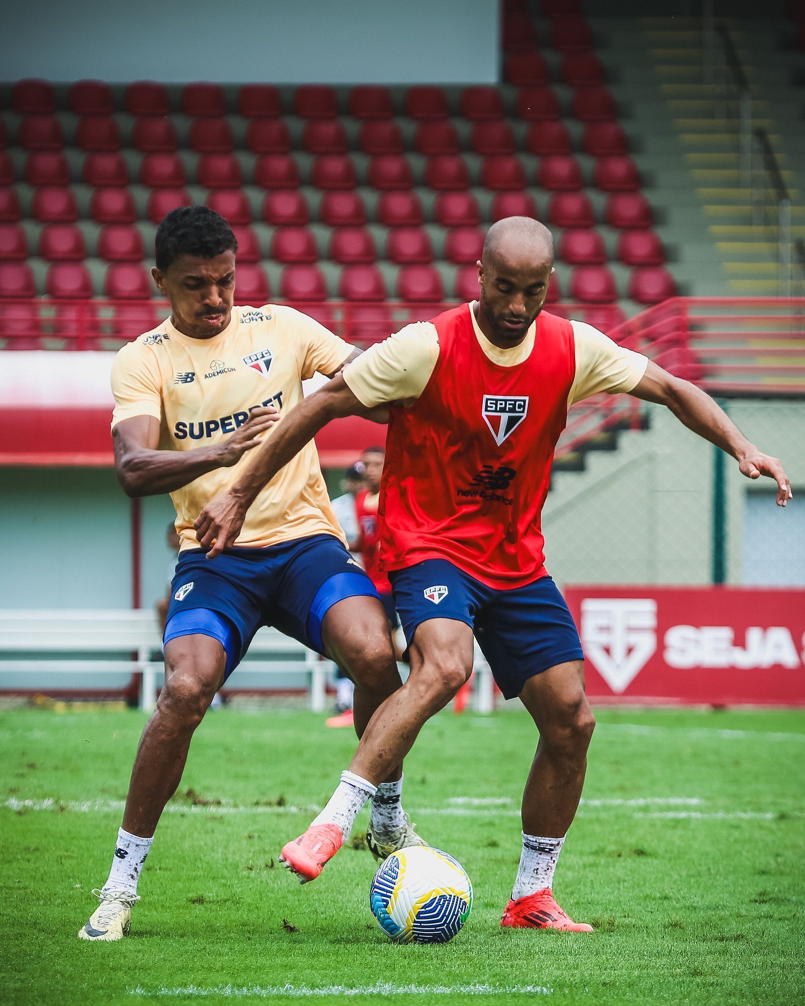 Zubeldía testa diferentes escalações em treino do São Paulo