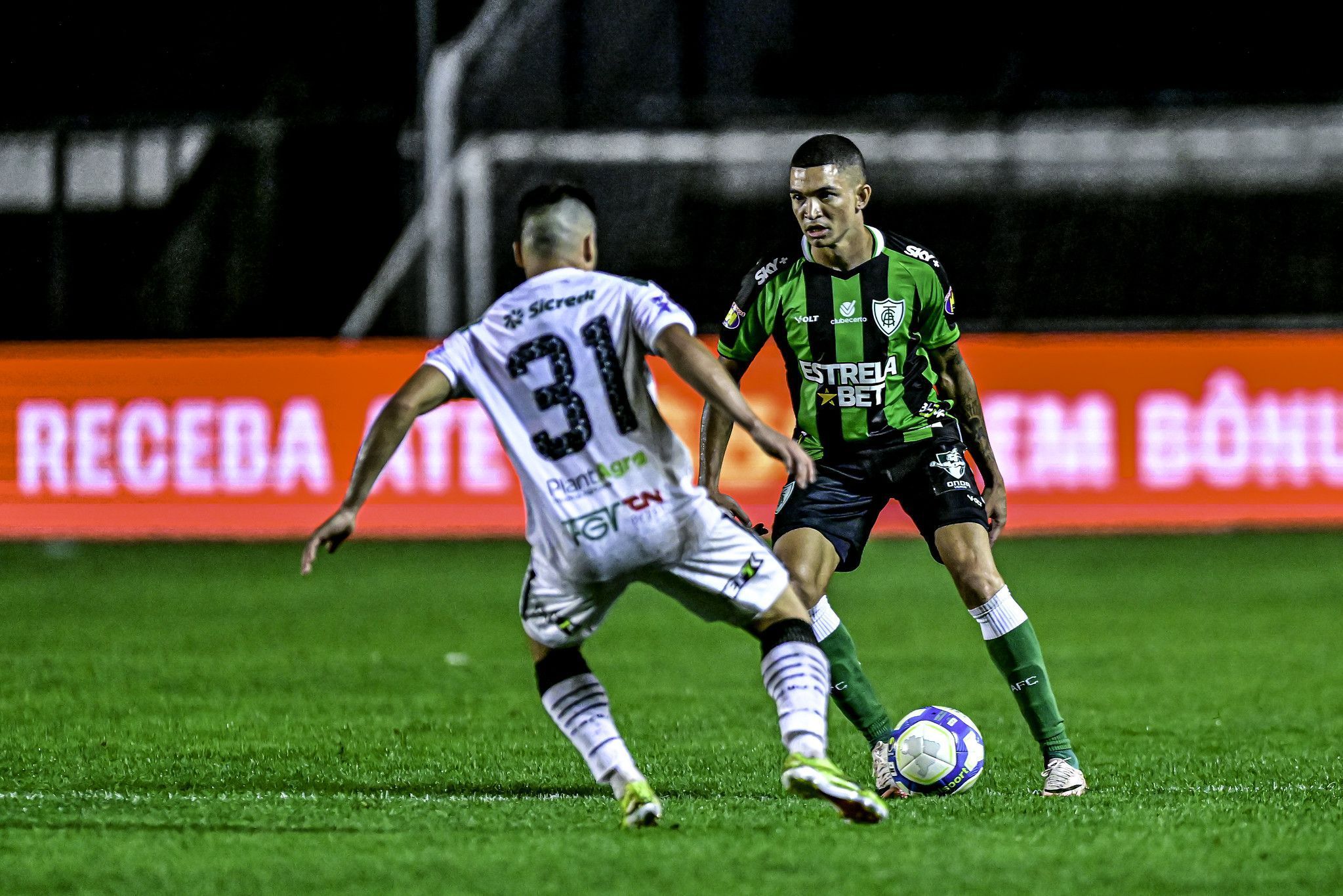 Lateral do América desabafa após derrota na Série B e abre o jogo sobre chance de acesso