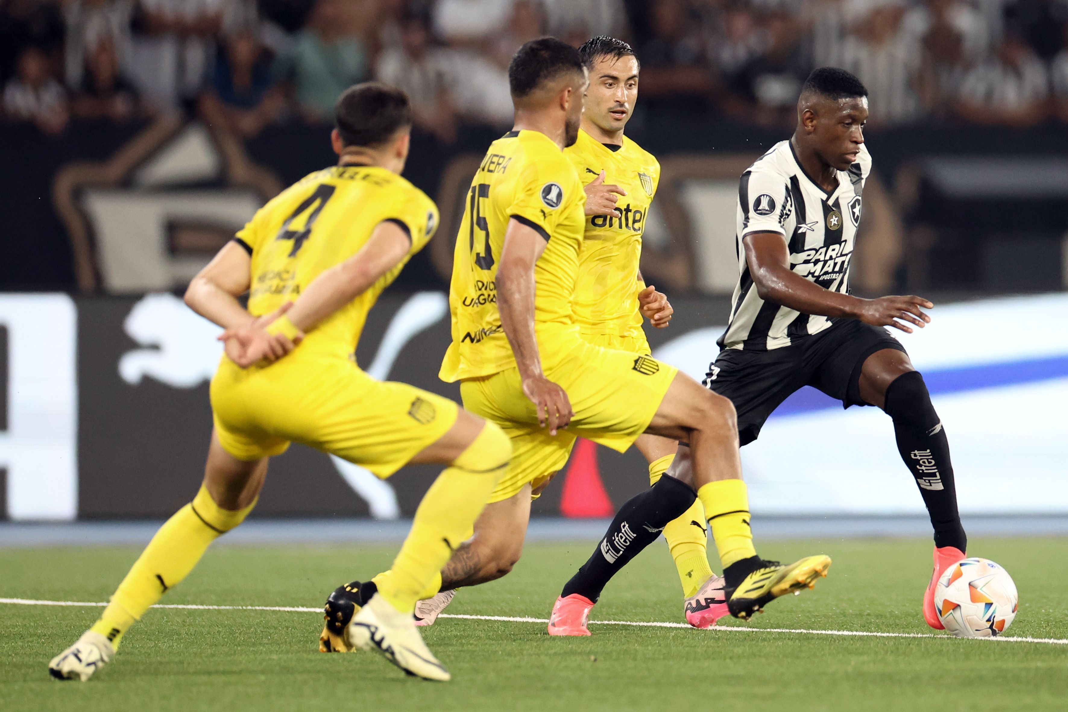 Em vantagem, Botafogo encara 'guerra' com o Peñarol por decisão da Libertadores