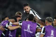 Botafogo goleia o Peñarol