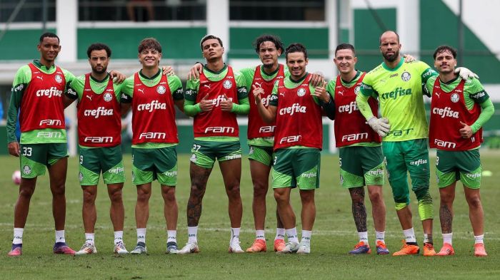 Jogadores em treino do Palmeiras nesta quinta (26)