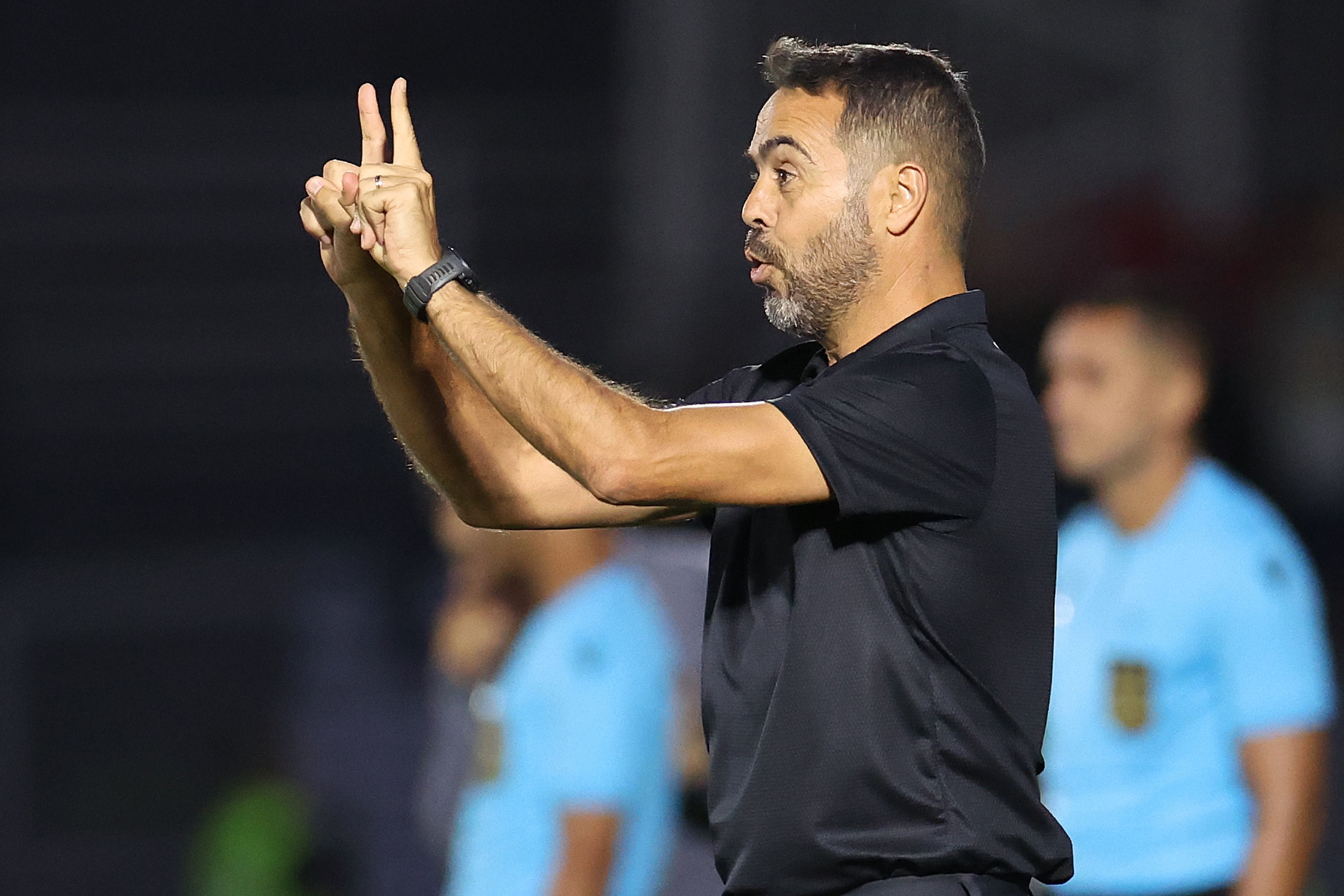 Artur Jorge reage à vitória do Botafogo e revela se irá poupar titulares contra o Peñarol