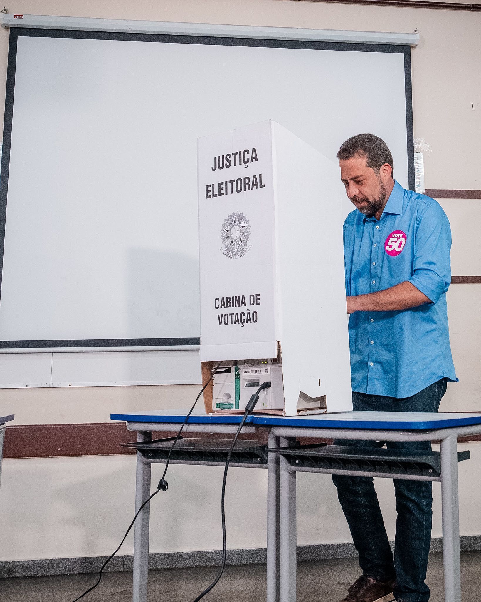 ‘Acredito na virada’: Boulos vota em SP acompanhado da família e de Marta