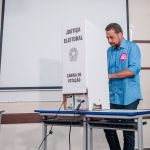 ‘Acredito na virada’: Boulos vota em SP acompanhado da família e de Marta