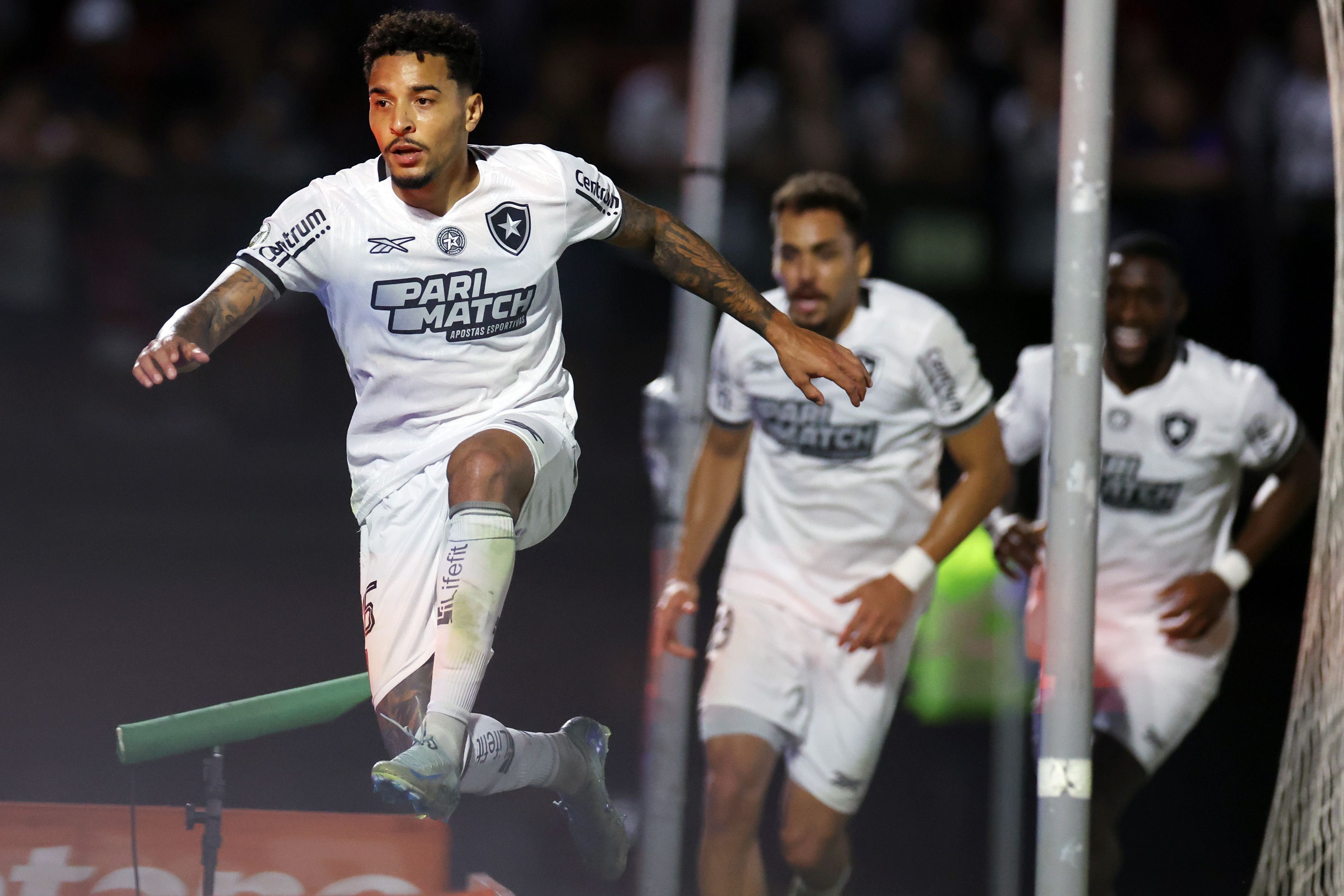Botafogo supera 'fantasma', vence Bragantino e amplia liderança na Série A