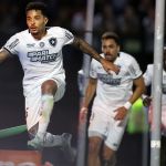 Botafogo supera 'fantasma', vence Bragantino e amplia liderança na Série A