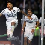 Botafogo supera 'fantasma', vence Bragantino e amplia liderança na Série A