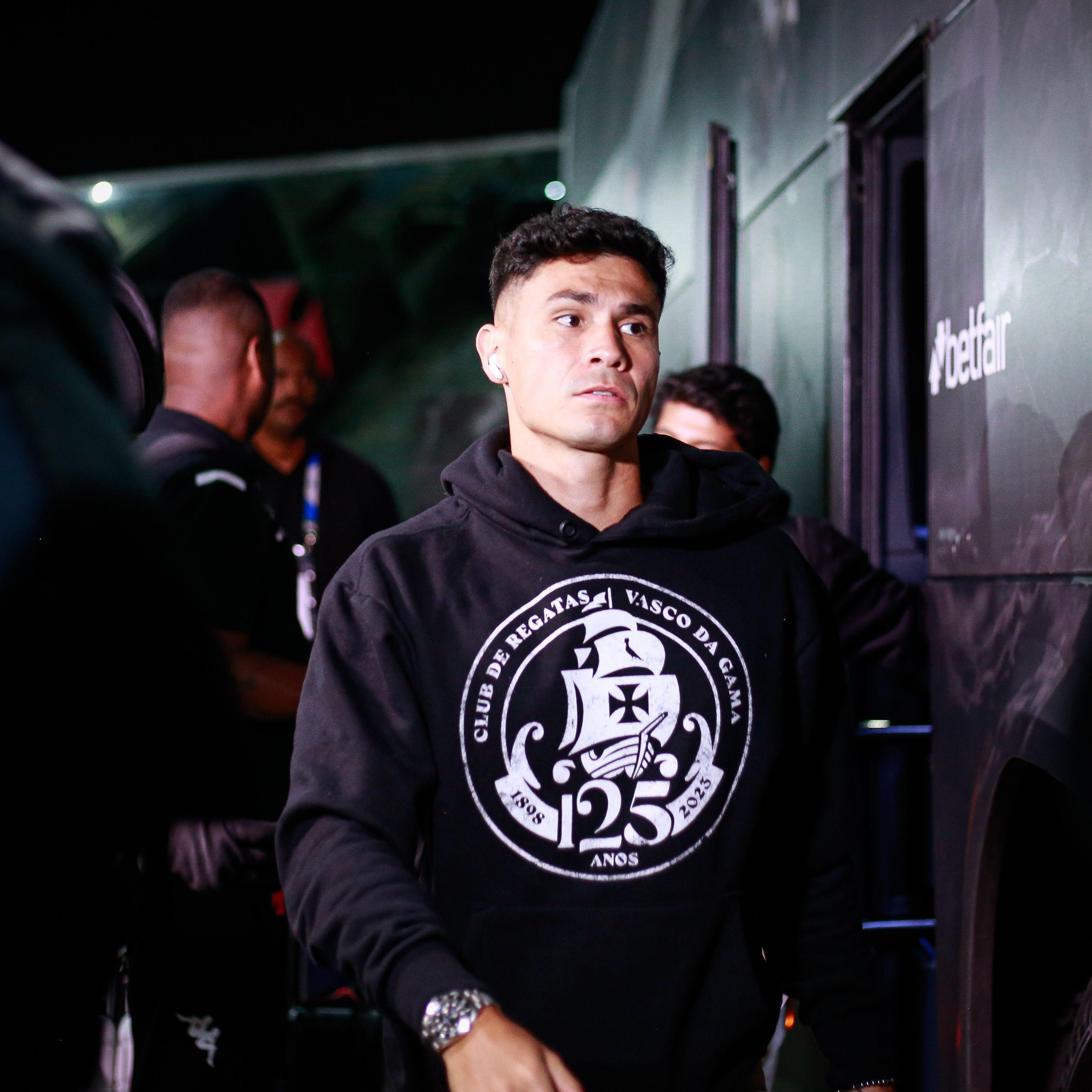 Vasco inicia reformulação e libera três jogadores antes do fim do contrato