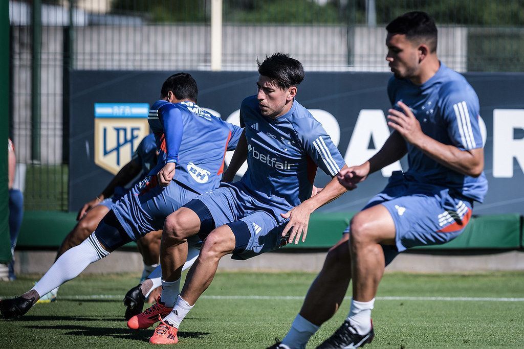 Zagueiro do Cruzeiro treina 'no quintal de casa' antes de 'decisão' contra o Lanús
