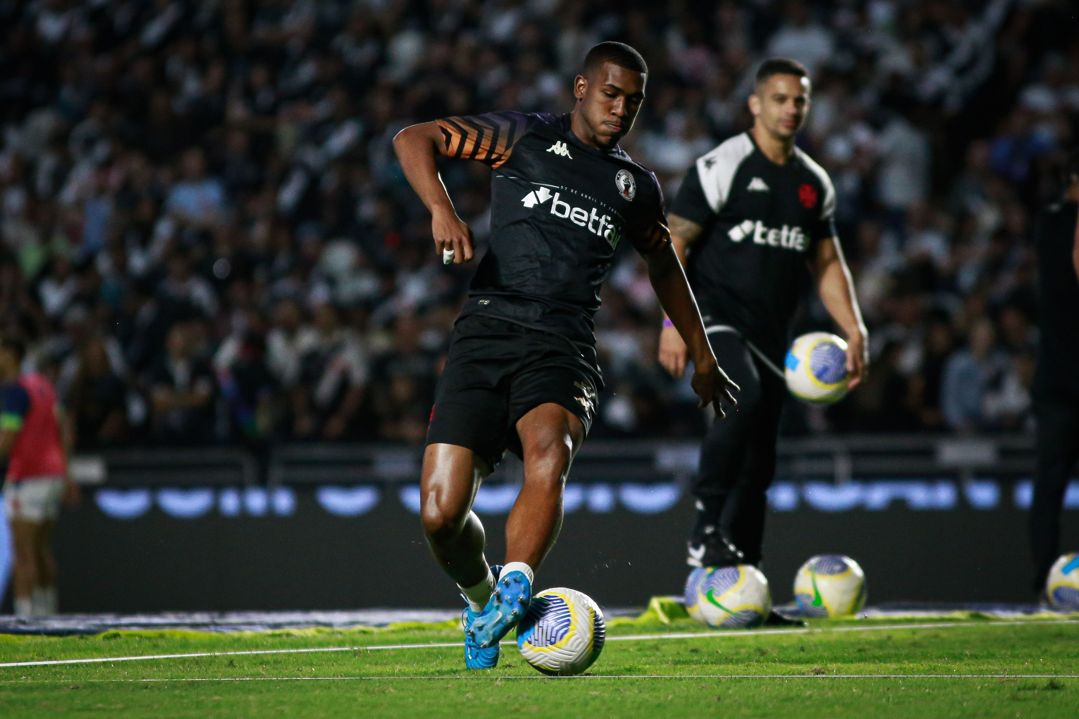 Vasco recebe sondagens de clubes da Europa por atacante com multa de R$ 440 milhões