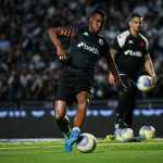 Vasco recebe sondagens de clubes da Europa por atacante com multa de R$ 440 milhões