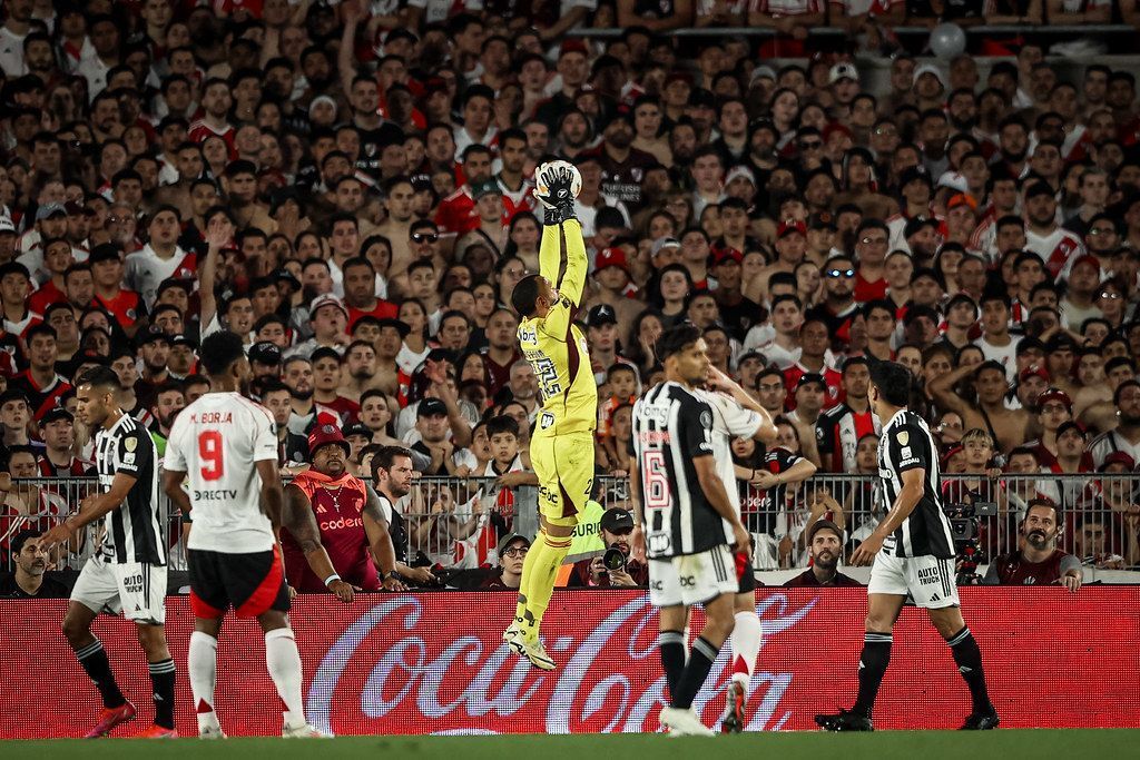 River x Atlético: Everson e Borja se envolvem em 'confusão' inusitada no Monumental
