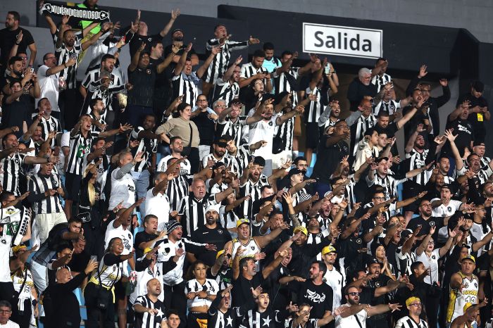 Torcida do Botafogo presente no Estádio Centenario, em Montevidéu, no Uruguai