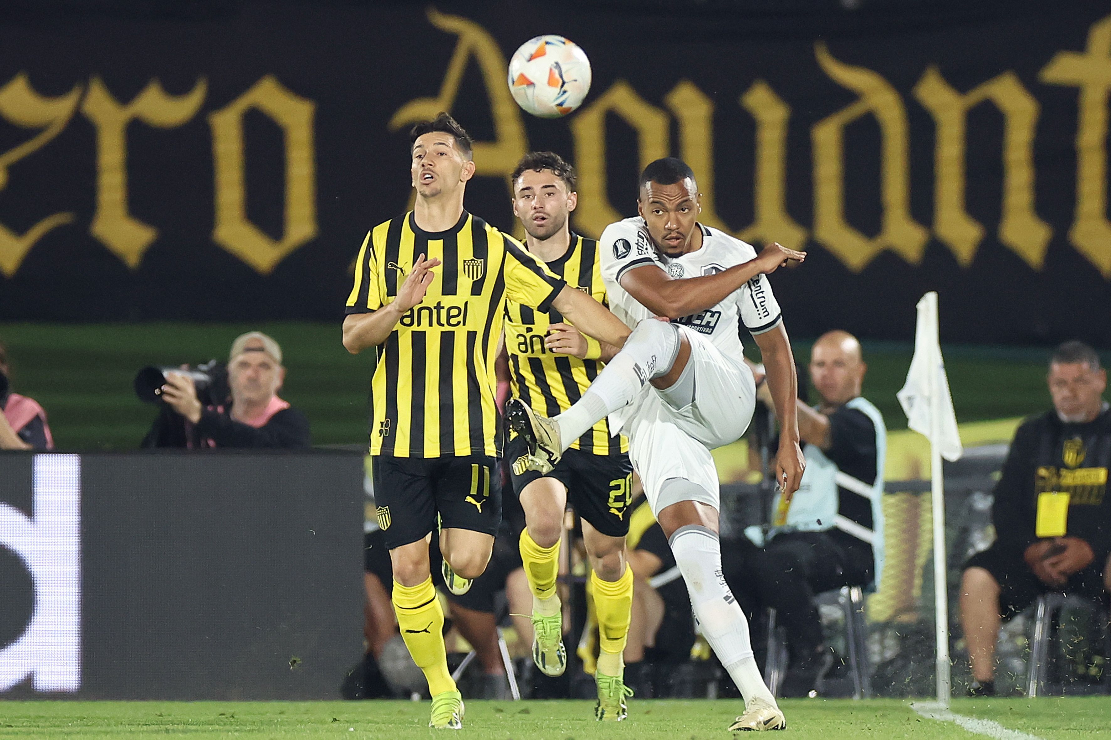Peñarol vence, mas Botafogo avança e enfrenta o Atlético na final da Libertadores
