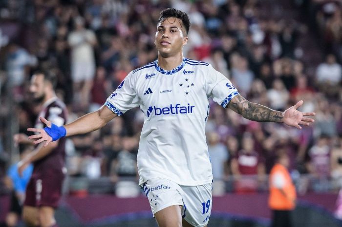 Kaio Jorge, do Cruzeiro, marcou gol diante do Lanús-ARG no estádio La Fortaleza, em Lanús
