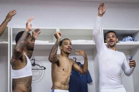 Cruzeiro venceu por 1 a 0 no Estádio La Fortaleza, em Lanús, e festa festa no vestiário com a classificação à final da Sul-Americana