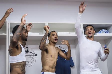 Cruzeiro venceu por 1 a 0 no Estádio La Fortaleza, em Lanús, e festa festa no vestiário com a classificação à final da Sul-Americana