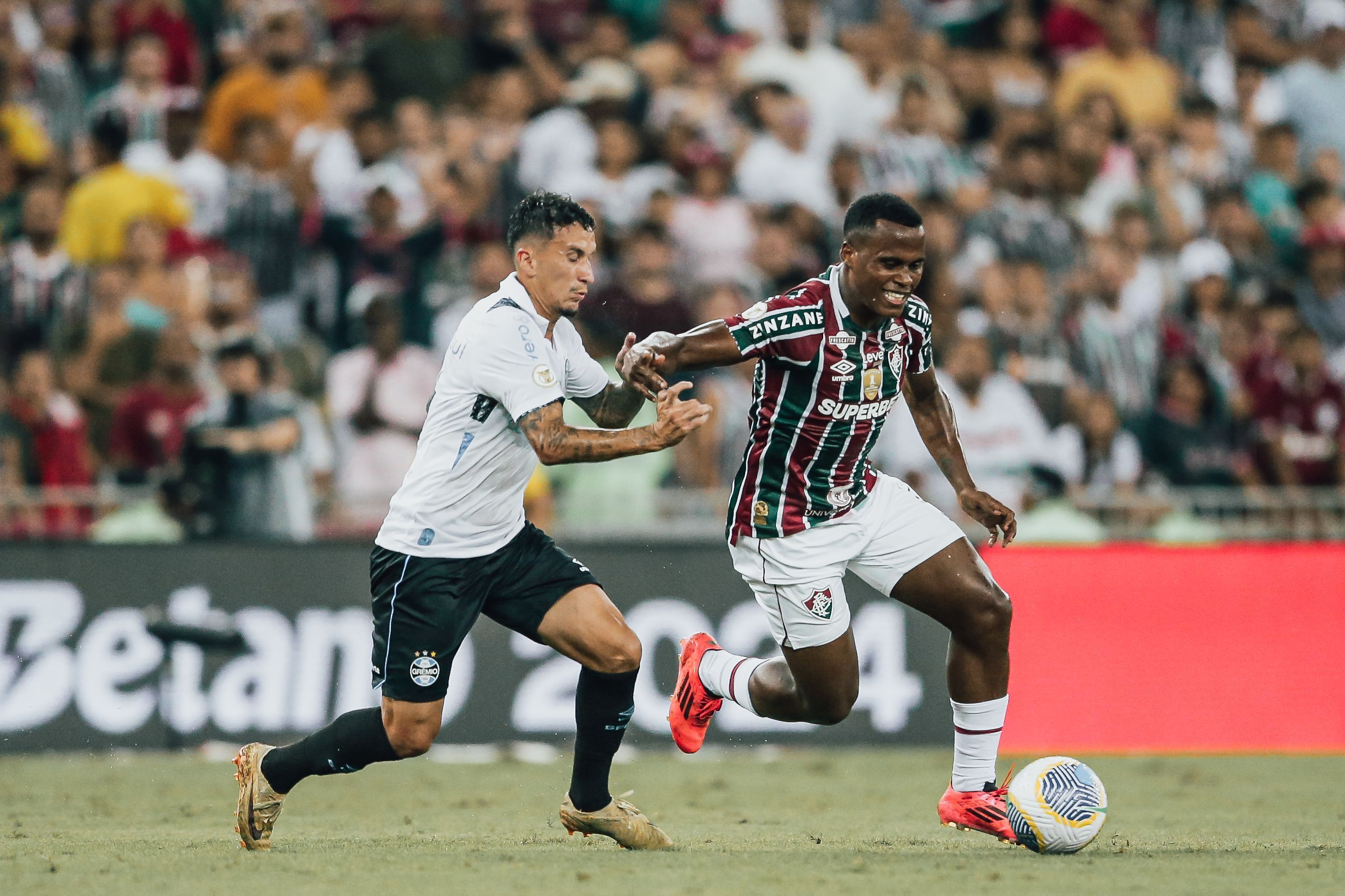 Grêmio arranca empate no fim do Fluminense, no Maracanã, e se afasta do Z4