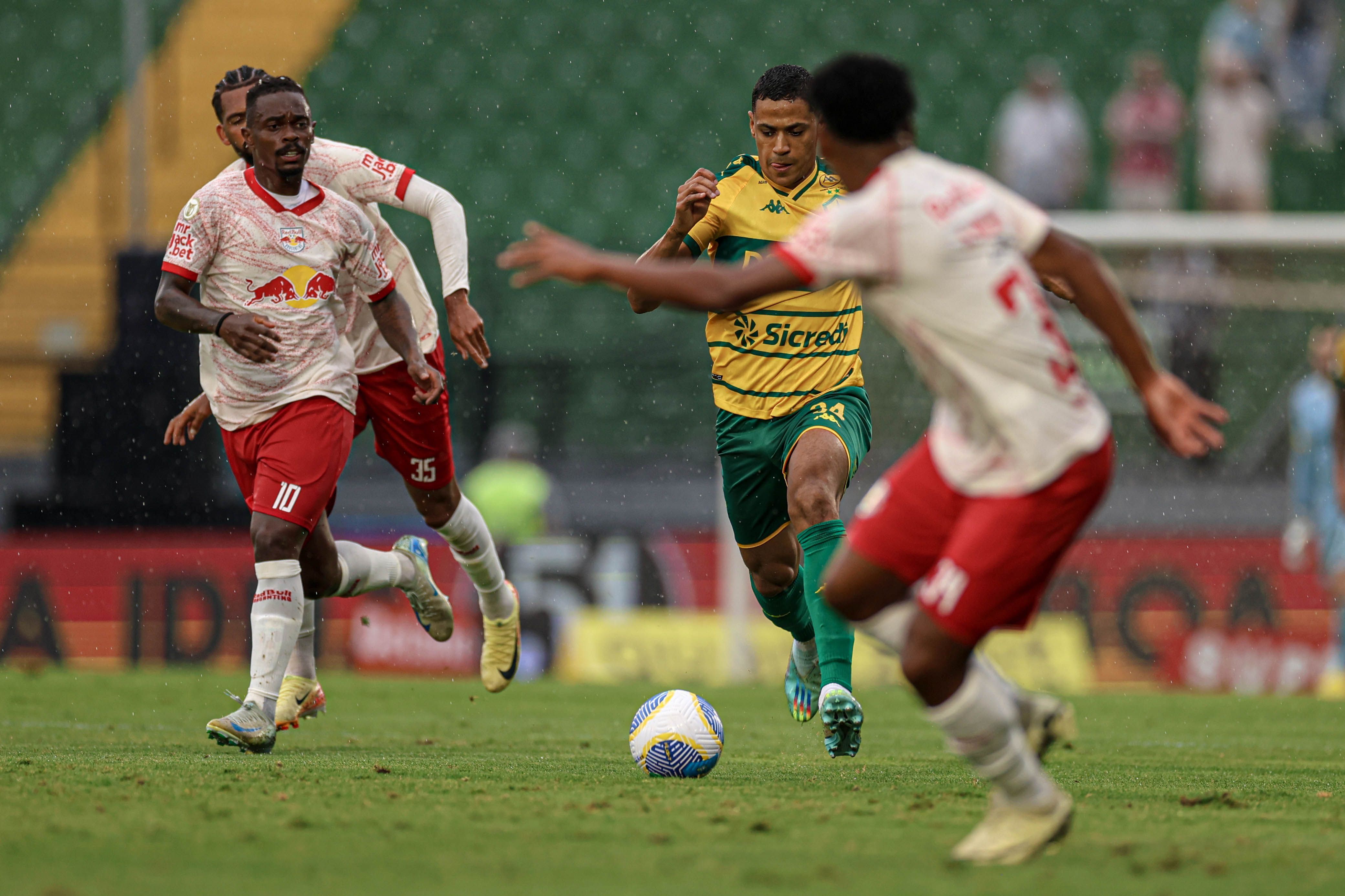 Em estreia de Seabra, Bragantino empata com Cuiabá e segue em situação ruim no Brasileiro