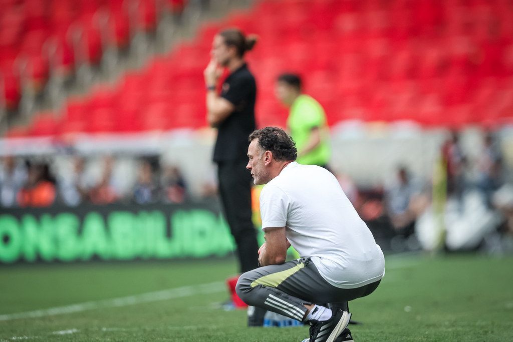 Milito lamenta erros do Atlético em decisão e manda recado para a torcida