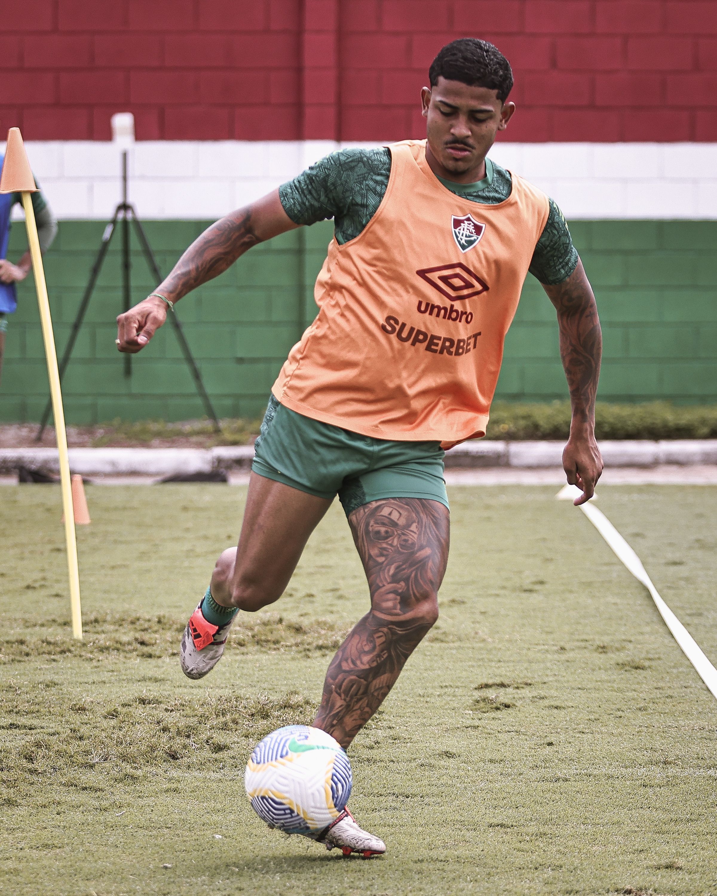 Motorista afirma que John Kennedy, do Fluminense, bateu em seu carro e fugiu